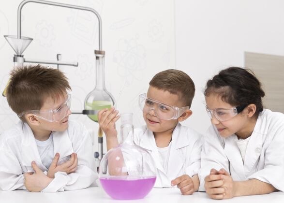 化学好奇的孩子在学校做化学实验实验服化学学校