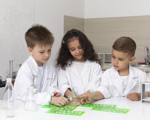 学习好奇的孩子在学校做化学实验实验安全测试