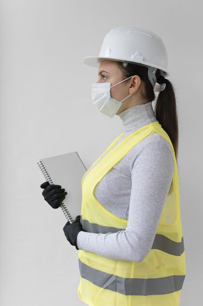 人戴着特殊工业防护装备的女人职业衣服个人防护用品