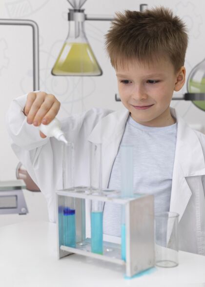 化学小男孩在学校做科学实验学习教育实验