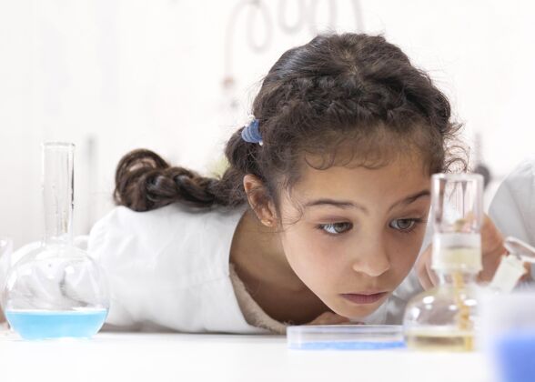 科学小女孩在学校做科学实验教育孩子实验服