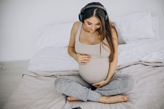 产前孕妇用超声波拍照听音乐孩子扫描怀孕