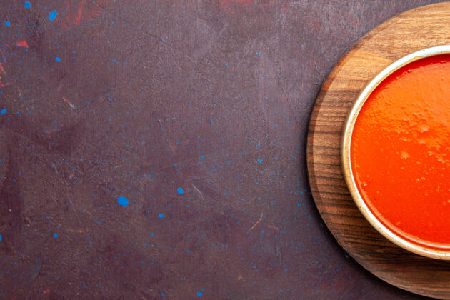 酱汁俯瞰美味的西红柿汤由新鲜的红色西红柿烹制而成 背景为深色的西红柿汤盘酱一餐番茄咖啡食物