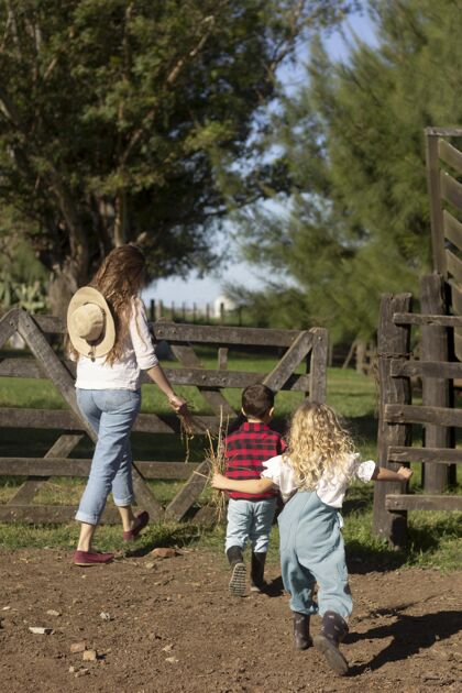 全方位妈妈和孩子们在农场全速前进农场生活活动农场