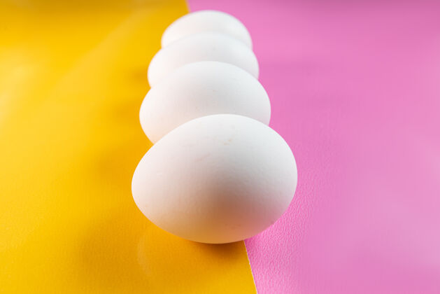 极简黄色和粉色桌子上的鸡蛋营养营养鸡蛋