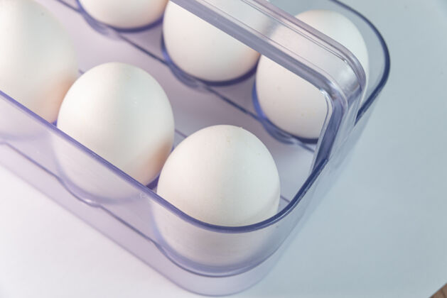 鸡蛋盒白桌子上的白鸡蛋烹饪极简极简