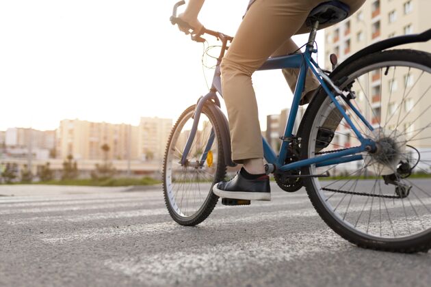 人特写骑自行车的人自行车近距离个人