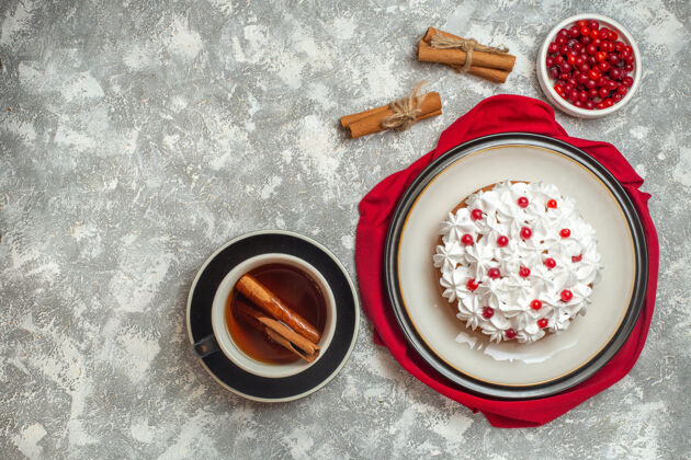 奶油蛋糕上图：红色布料上装饰着水果的美味奶油蛋糕肉桂食物酸橙