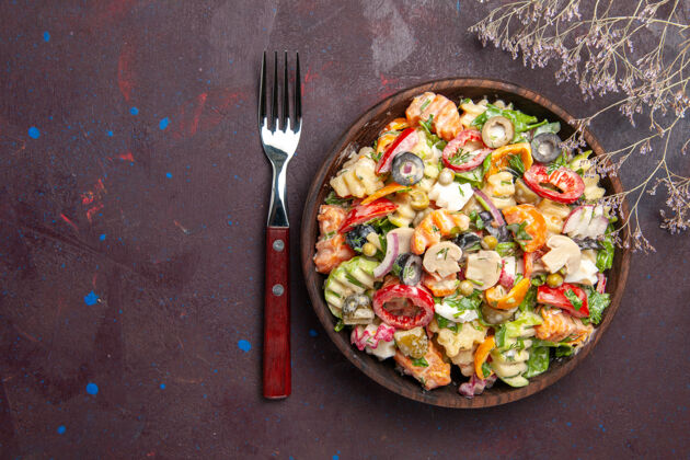 晚餐俯瞰美味的蔬菜沙拉 番茄 橄榄和蘑菇 深色背景 健康饮食沙拉 蔬菜 午餐小吃食物蘑菇美味蔬菜沙拉