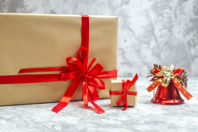 蝴蝶结前视图圣诞礼物包装与白色背景上的红色蝴蝶结前面轮子机器