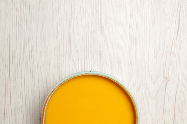 顶部俯瞰美味奶油汤黄色汤白色桌上汤酱饭奶油菜晚餐汤面板颜色