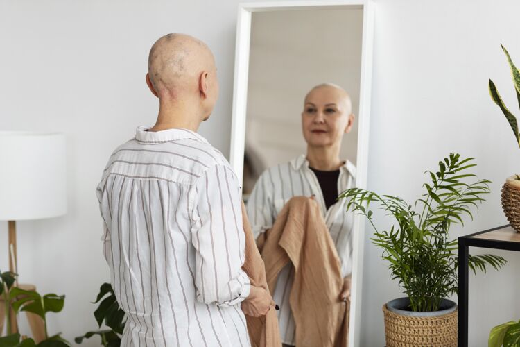 健康皮肤癌的女人照镜子疾病癌症保健