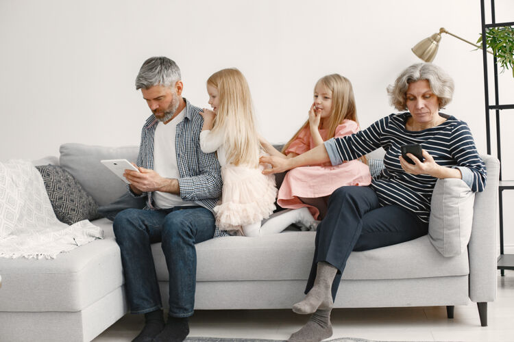 交流小姐妹们和父母坐在沙发上技术沙发祖母