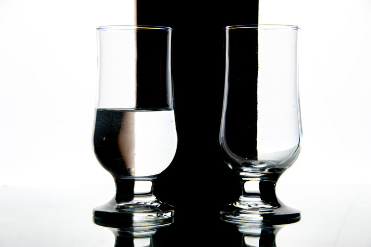 液体前视图酒杯上的水黑白透明饮用酒照片庆典葡萄酒酒杯