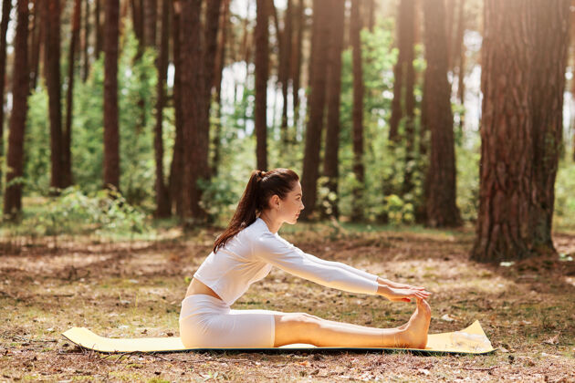 女孩户外仰卧起坐运动服侧视图 森林瑜伽训练 自然锻炼 放松冥想 健活方式上衣身体姿势
