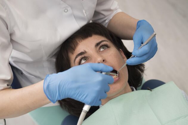 牙科工作年轻的女病人在正畸医生那里做牙科手术正畸水平牙科手术