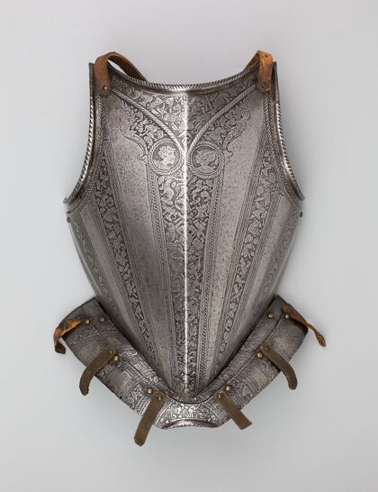 封闭的在白色背景上孤立的中世纪胸片的垂直拍摄古董架子金属