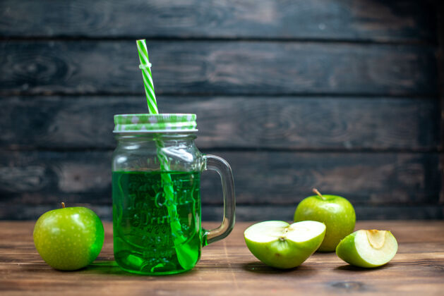 里面正面图绿色苹果汁内罐 木质桌上有新鲜的绿色苹果饮料照片鸡尾酒吧水果色新鲜苹果酒吧
