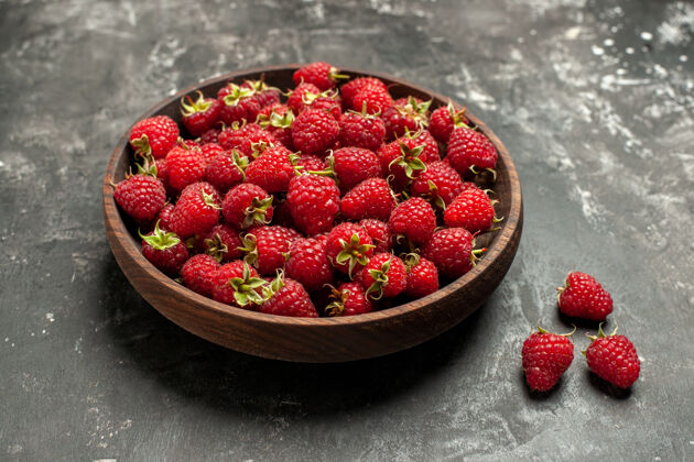 野生正面图新鲜的红色覆盆子内板上的灰色照片颜色野生浆果颜色蔓越莓草莓农产品水果