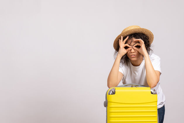 美丽正面图年轻女性带着黄色的包准备在白色的背景上旅行阳光色彩远航度假飞机休息旅游航班人旅行包