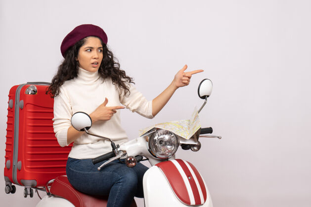 摩托车正面图年轻女子骑在白色背景的自行车上骑摩托车的城市度假女子成人球员道路