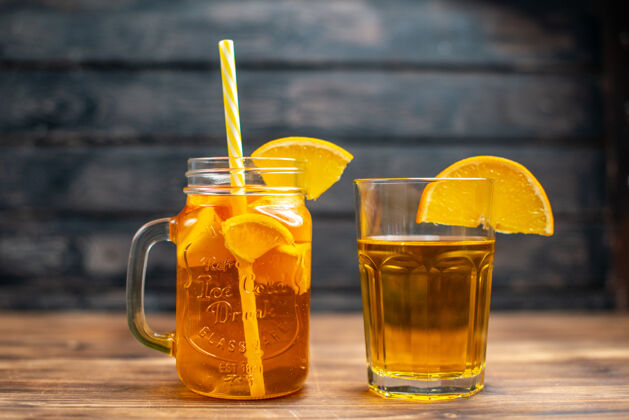 果汁正面图新鲜橙汁罐内有吸管深色饮料吧水果照片鸡尾酒颜色水果酒吧鸡尾酒