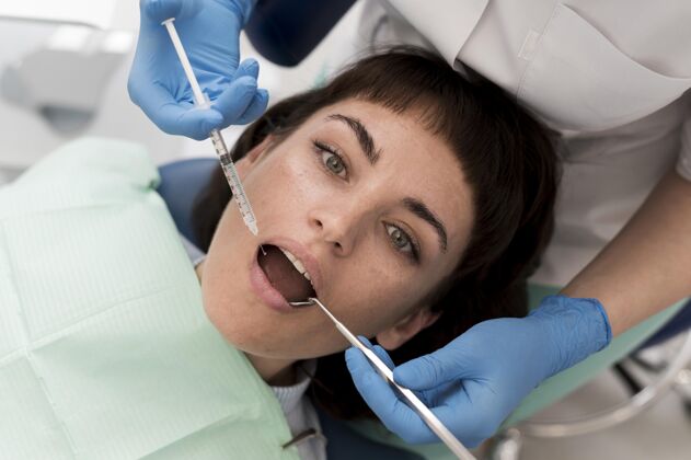 正畸医生在牙医那里做手术的女病人专业就业病人