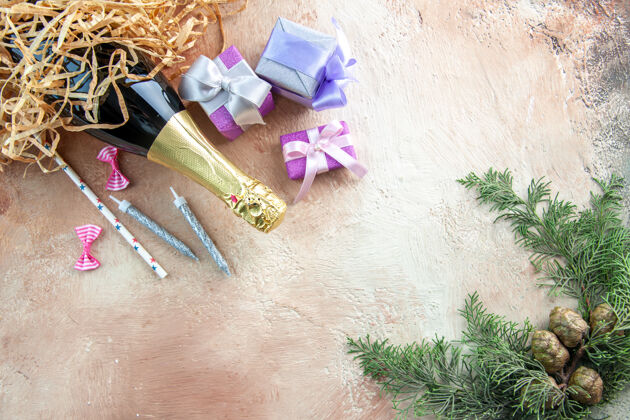 聚会顶视图瓶香槟与小礼物浅色礼品酒精照片新年派对礼物礼物关怀