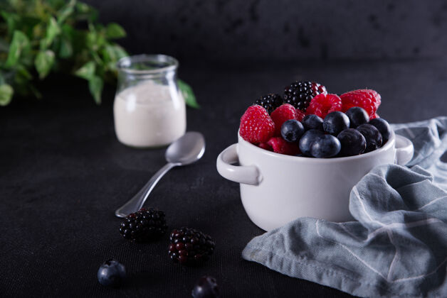 安排饮食搭配蓝莓 覆盆子 黑莓和酸奶蛋白质早晨自制