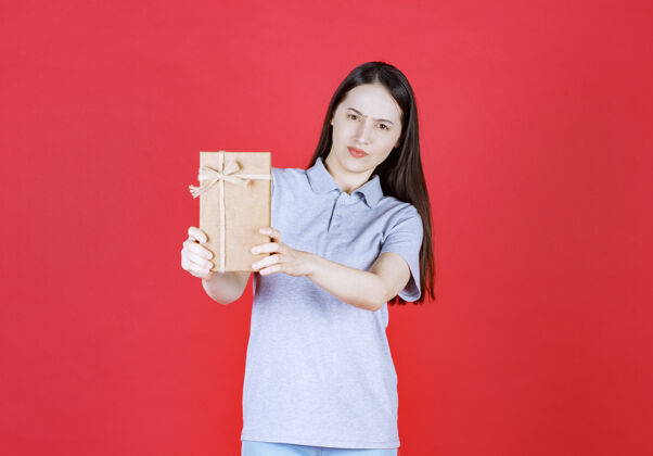 女性自信的年轻女子拿着礼盒礼物快乐快乐