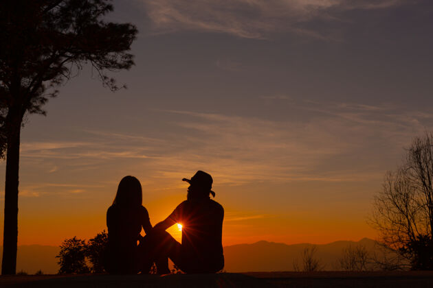 激情在山上欣赏日落的年轻夫妇女孩男性阳光