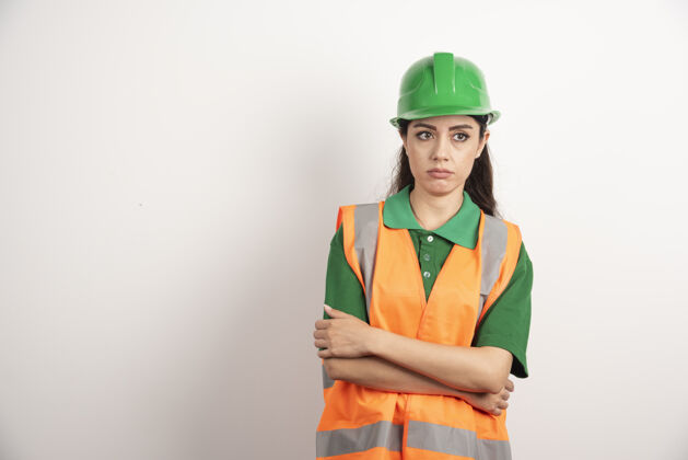 帽子穿着制服和头盔的年轻女建筑师高质量的照片公司工程师肖像