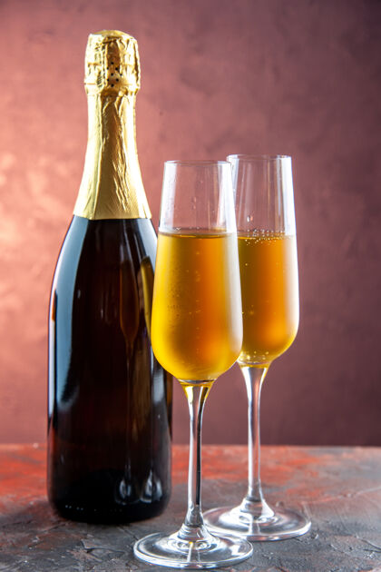 杯子前视镜香槟酒瓶轻饮酒精照片彩色香槟新年灯光酒精酒杯