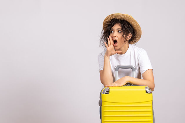 航行正面图年轻女性带着黄色包准备乘坐白色背景的旅行阳光颜色的航行度假飞机休息旅游航班帽子包飞行