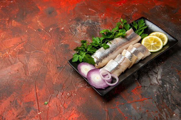 肉前视图新鲜鱼片与绿色和洋葱内黑锅上的黑色小吃肉餐海鲜照片小吃晚餐农产品