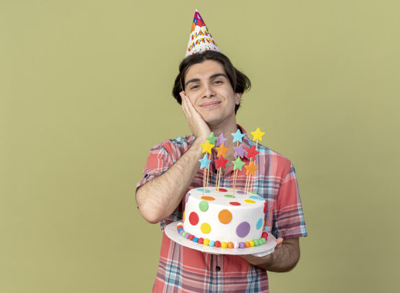 生日戴着生日帽的白人帅哥高兴地把手放在脸上 手里拿着生日蛋糕请手脸