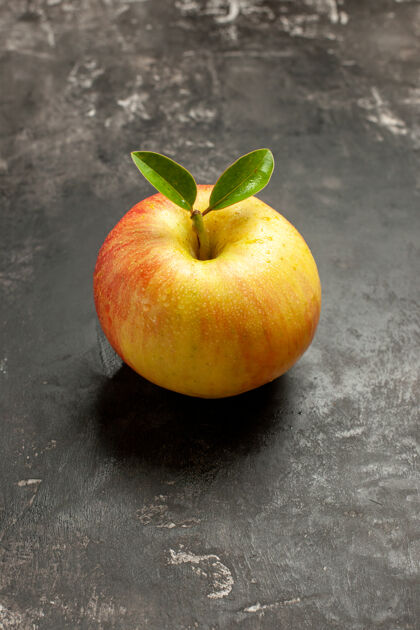 树正面是新鲜的苹果 深色的水果 成熟的维他命树 醇厚的果汁 照片颜色水果前柑橘