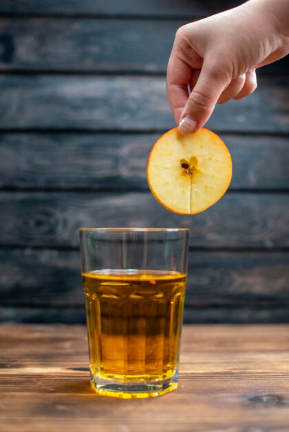 刷新前视图新鲜的苹果汁在黑暗的饮料杯内照片鸡尾酒酒吧水果的颜色柑橘鸡尾酒玻璃杯