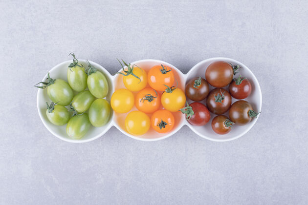 美味白色碗里的五颜六色的樱桃西红柿食物成熟有机