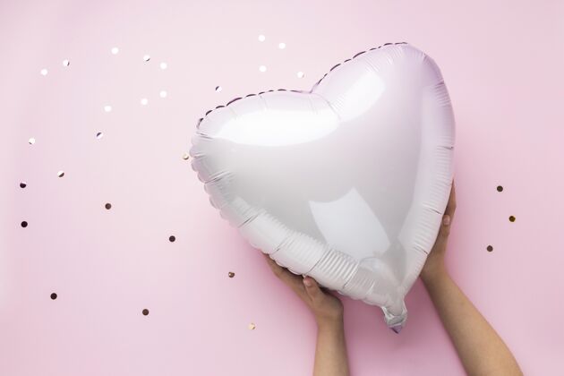 安排可爱的心气球组成静物浪漫节日