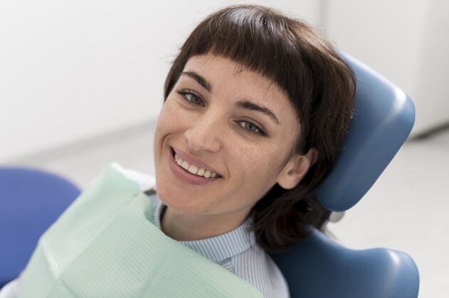 专业年轻的女病人在牙医那里等着做牙科手术职业职业牙医
