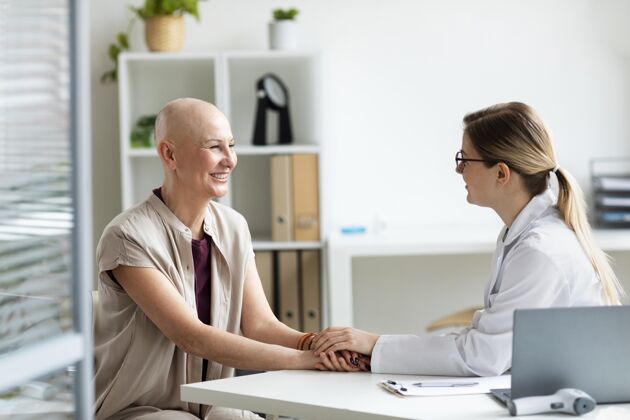 秃头皮肤癌的女人在和医生说话癌症女人医生