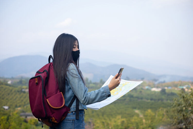 女人旅游女孩在地图上寻找正确的方向旅行预防地图