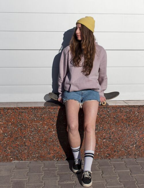 女孩坐在滑板上的少女运动青年训练
