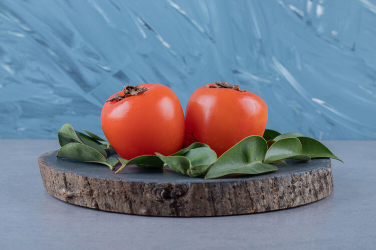 食物时令水果木板上的柿子饮食有机美食
