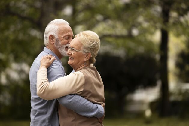 浪漫中镜头老两口跳舞退休夫妻老年