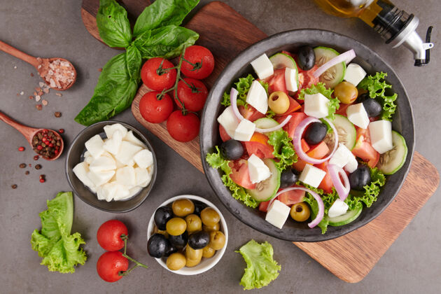 羊奶经典的希腊沙拉 新鲜蔬菜 黄瓜 西红柿 甜椒 生菜 红洋葱 菲塔奶酪和橄榄油橄榄健康的食物 俯视图美味小吃美食