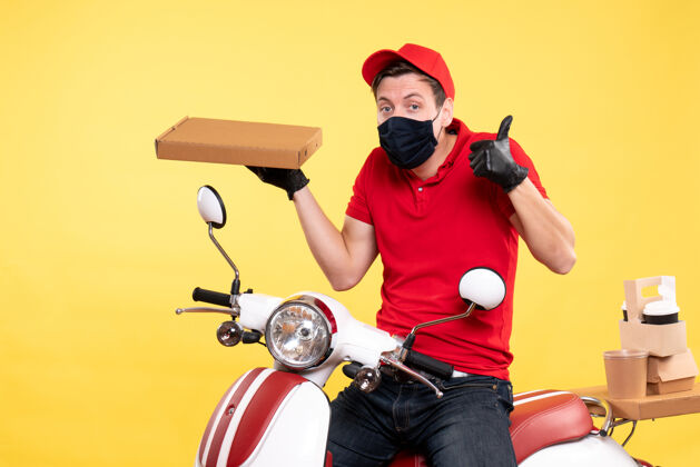 工作正面图：戴面罩骑自行车的男性快递员 黄色食品盒摩托车服务食物