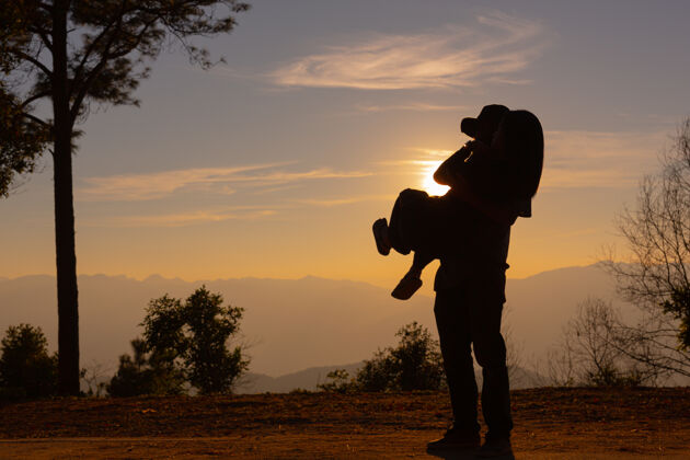 男性在山上欣赏日落的年轻夫妇阳光爱女人