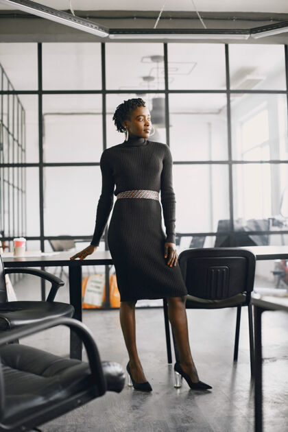 水平在办公室工作的年轻美籍非裔女商人 面带微笑商业理念个人工作场所女性